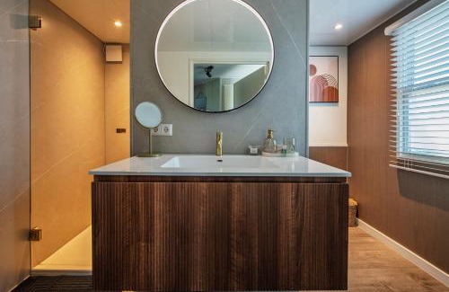 Oisterwijk Ski Chalet | 86, Bed & Outdoor Wellness - Sauna, Hottub, Icebath & Outdoor Shower included!