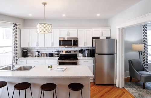 Queens Square House | 86A King Bed 2bd 3bt on Queen St. Downtown
