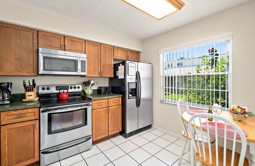 Historic Downtown Melbourne Condo | 89 nite Nov 1-7 Patio BBQ close to Dining Shopping Beach Golf Kayak