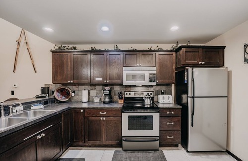 Warnick Cabin | 89GS - Hot Tub - Pets Ok - WiFi - Sleeps 4 by RedAwning