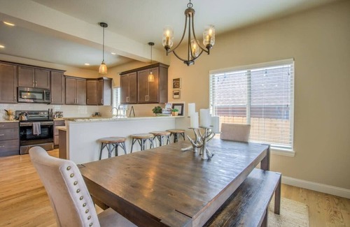 Colorado Springs House | 8BD Mnt Views Oasis Near Garden of The Gods Ideal for Groups