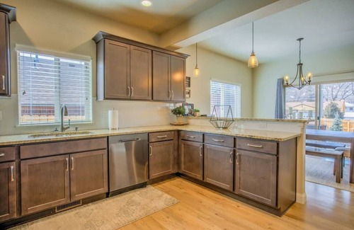 Colorado Springs House | 8BD Mnt Views Oasis Near Garden of The Gods Ideal for Groups