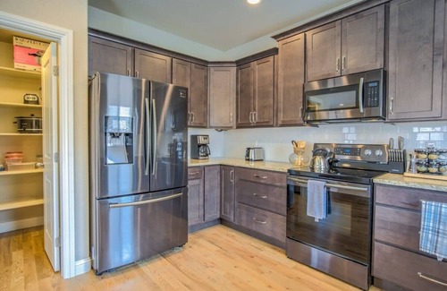 Colorado Springs House | 8BD Mnt Views Oasis Near Garden of The Gods Ideal for Groups