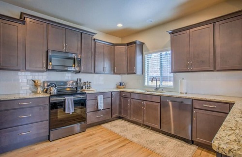Colorado Springs House | 8BD Mnt Views Oasis Near Garden of The Gods Ideal for Groups