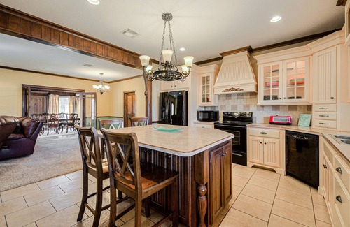 Kingston House | 8Bdrm! Walk to Shore!Launch!Play games!Entertain!