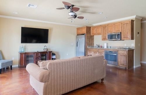Kingston House | 8Bdrm! Walk to Shore!Launch!Play games!Entertain!