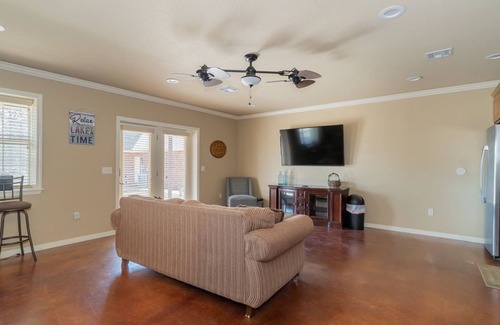 Kingston House | 8Bdrm! Walk to Shore!Launch!Play games!Entertain!