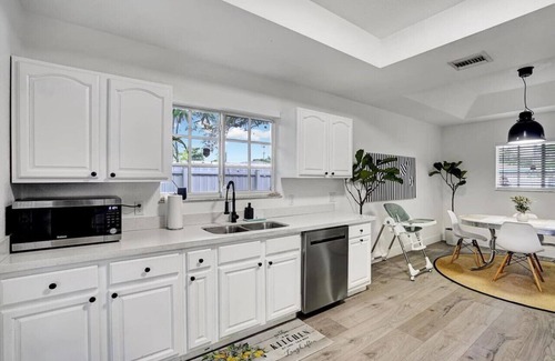 Buena Vista House | 8BR/4BA Spacious House | Sleeps 20~Pool~Fenced Yd