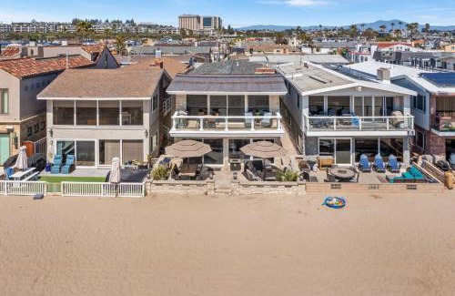 West Newport House | 8BR Beach Duplex with Ocean Views, Patio & Pool Table