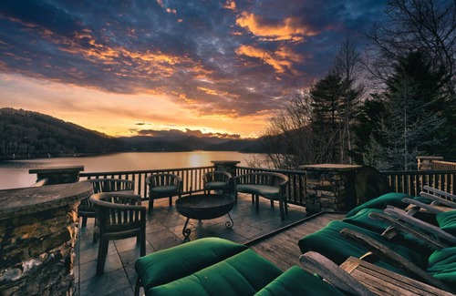 Topton Cabin | 8BR Lakefront Lodge| Hot Tub, Dock, Mountain Views