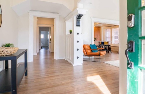 Shaw House | 8BR @ Tower Grove Park | Sleeps 22 /ABODEbucks