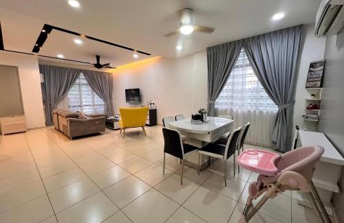 Malacca City House | 8pax 民宿ktv kid play pool 温馨房子near cheng melaka