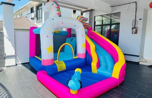 Malacca City House | 8pax 民宿ktv kid play pool 温馨房子near cheng melaka