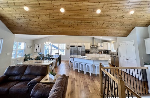La Follette House | 9/9 Lakefront/Mountains/Woods - Protected Cove - Private Dock