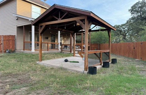 Wetmore House | 9 bed 3.5 bath pool & pong table