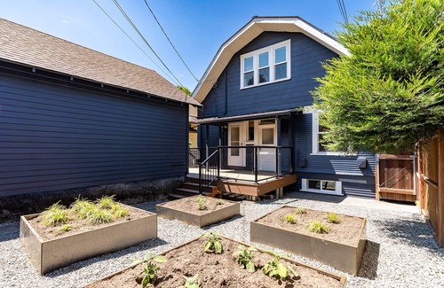 Stevens House | 9-Bed Capitol Hill Oasis w/King beds & Pool Table