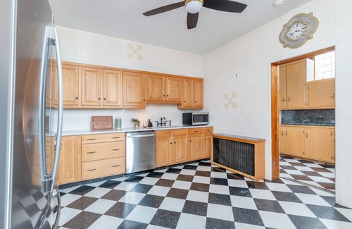 Lansford House | 9 Bedroom, Sleeps 22! Hot Tub & Game Room - Minutes to Jim Thorpe