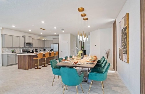 Davenport House | 9 Bedrooms/6 Bathrooms/Windsor Island (4281LA)