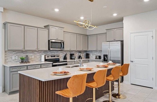 Davenport House | 9 Bedrooms/6 Bathrooms/Windsor Island (4281LA)