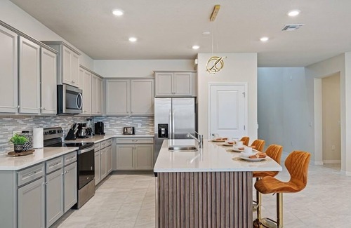 Davenport House | 9 Bedrooms/6 Bathrooms/Windsor Island (4281LA)