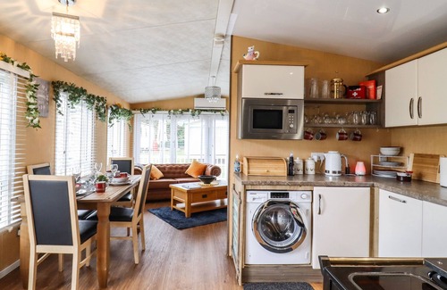 Clacton-on-Sea Cottage | 9 BIRCH GROVE, pet friendly, with a garden in St. Osyth