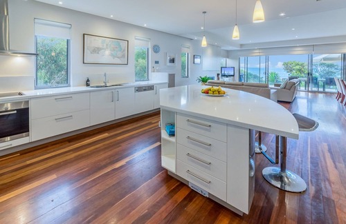 Cowes House | 9 Charmandene Court, Absolute beach frontage in Cowes with water views!