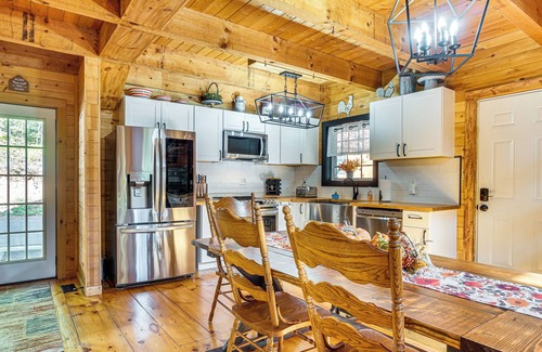 Clarkesville Cabin | 9 Mi to Lake Burton: Cabin w/Deck Near Helen