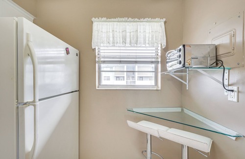 Lauderdale Lakes Condo | 9 Mi to Pompano Beach: Condo w/Resort Perks!