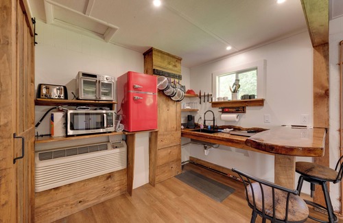 Hillsgrove Cottage | 9 Mi to Worlds End State Park: Cabin in Hillsgrove