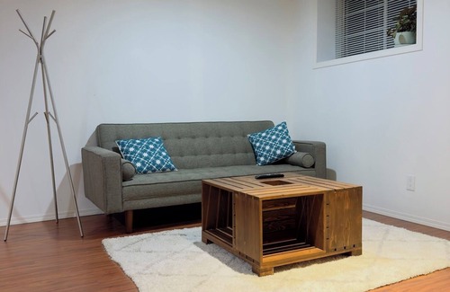 Calgary House | 9 minutes from the airport cozy basement