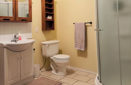 Calgary House | 9 minutes from the airport cozy basement