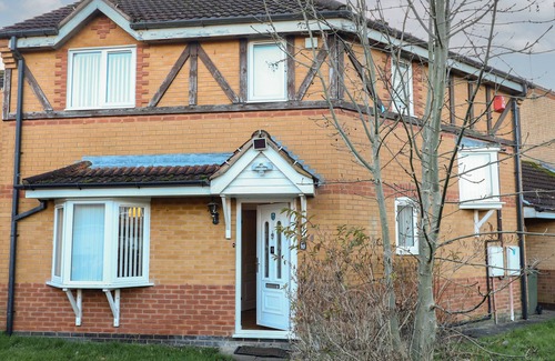 Oadby Cottage | 9 NORMAN COURT, pet friendly, with a garden in Oadby