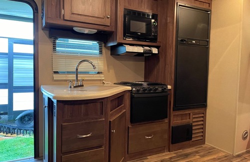 Keswick House | 9 Person luxury RV On Lake Simcoe Sleeps 9