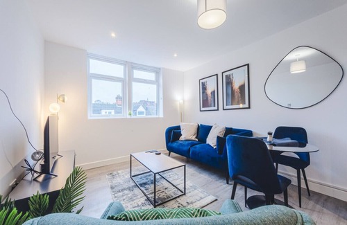 Swindon Apartment | 9 Regent Circus Apartment Central Location Long Stays
