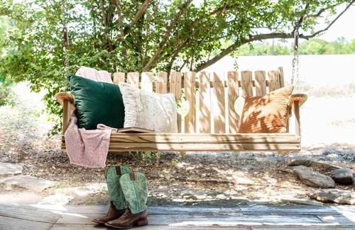 Brenham Cabin | 9 Suites on 73 Acres - Horse Oasis - 12bd Inn - Brenham - 10min to Round Top