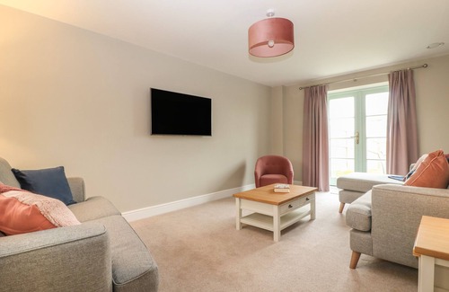 Burford House | 9 WINDRUSH HEIGHTS, pet friendly, with a garden in Burford