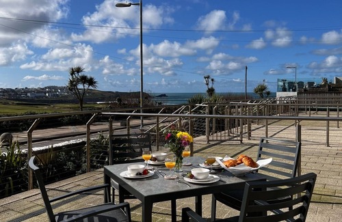 Newquay Apartment | 9 Zinc Modern apt, amazing Fistral views & sunsets. Close to golf course.