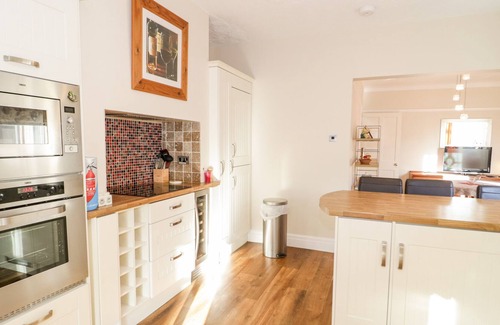 Rhos on Sea House | 91 PENRHYN AVENUE, family friendly, with a garden in Rhos-On-Sea