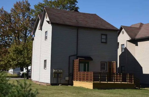 Terre Haute Apartment | 911 N. 8th St. Your Home away from Home