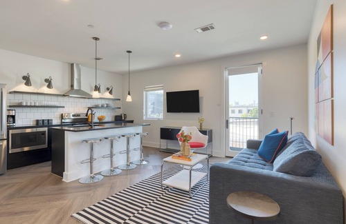 Historic Edgefield Apartment | 916 Main 12 Unit Buyout - Prvt 2 Floors, Sleeps 88 - Perfect For Group Travel