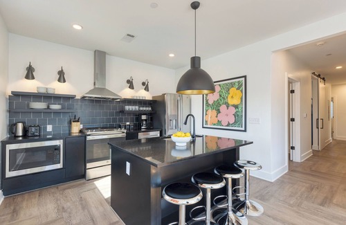 Historic Edgefield Apartment | 916 Main 12 Unit Buyout - Prvt 2 Floors, Sleeps 88 - Perfect For Group Travel