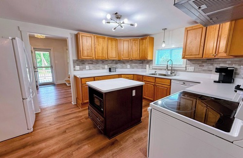 Bethlehem House | 91M: Renovated Bethlehem home with hot tub, firepit, large yard!, walk to restaurants