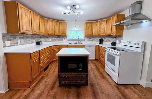 Bethlehem House | 91M: Renovated Bethlehem home with hot tub, firepit, large yard!, walk to restaurants