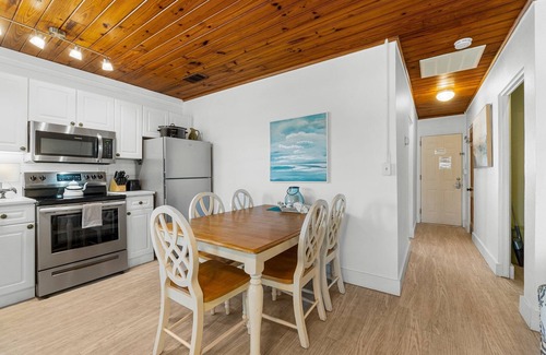 Laguna Beach Estates House | $95/Night Now thru November 22nd!~ Laguna Beach ~Directly Across Street-30ft from Perfect Beach Access #83