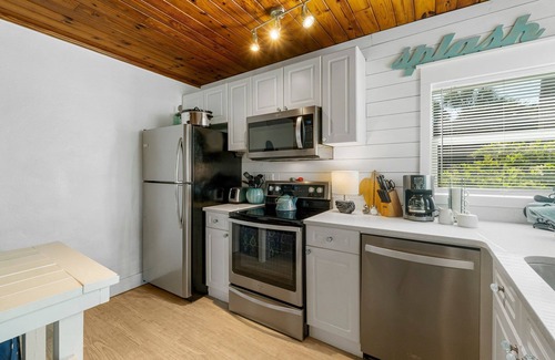Laguna Beach Estates House | $97/Night Now thru Oct 4th~ Quiet Laguna Beach! Directly Across Street-30' to Perfect Beach Access #83
