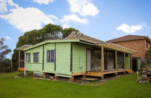 Dalmeny House | 98 Ocean Parade Rustic Log Cabin