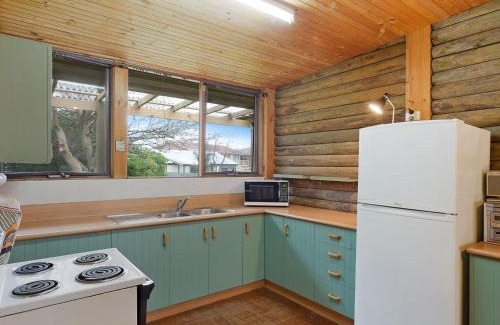 Dalmeny House | 98 Ocean Parade Rustic Log Cabin