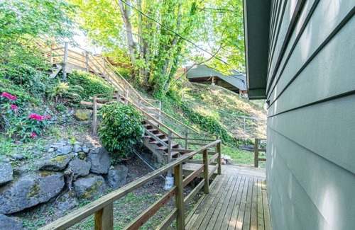 Rainier Valley House | 9852 Entire · Panoramic Lake View 3800+ sqft House in Oasis