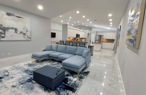 Coconut Creek House | 9BR/5BA Getaway, Heated Pool, Jacuzzi, Beach Volleyball & Mini Golf