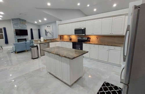 Coconut Creek House | 9BR/5BA Getaway, Heated Pool, Jacuzzi, Beach Volleyball & Mini Golf